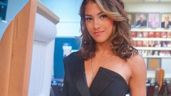 தந்தை சடலத்தின் முன் சிரித்தபடி ஒரு போட்டஷூட்.. அதற்குக் கொடுத்த விளக்கம் இருக்கே.. ஸ்ப்பா முடியல!!