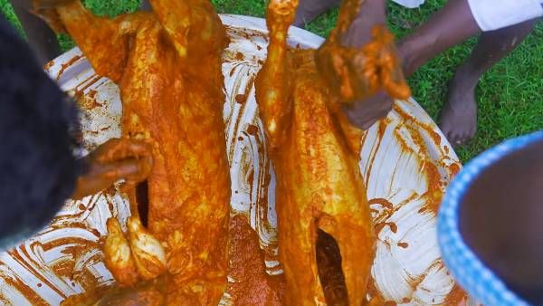 முழு ஆட்டை கிழித்து.. கடல் உணவுகளை உள்ளே வைத்து.. தைத்த வில்லேஜ் குக்கிங் சானல் குழு.. வீடியோ வைரல்