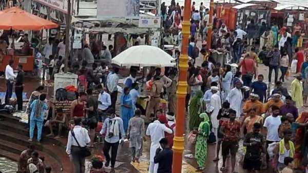 மீண்டும் 'கொரோனா' மையமாகும் ஹரித்வார்.. மகாளய அமாவாசை நாளில் பல்லாயிரக்கணக்கில் குவிந்த பக்தர்கள்!