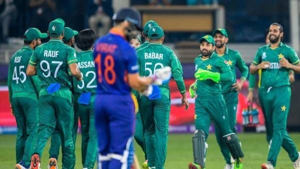 கொடியோடு வந்த வீரர்.. ஆரம்பத்திலேயே 