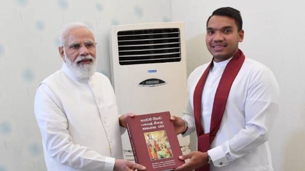 பிரதமர் மோடியை சந்தித்த நாமல் ராஜபக்சே- பகவத் கீதையின் சிங்கள மொழிபெயர்ப்பு பிரதி வெளியீடு!