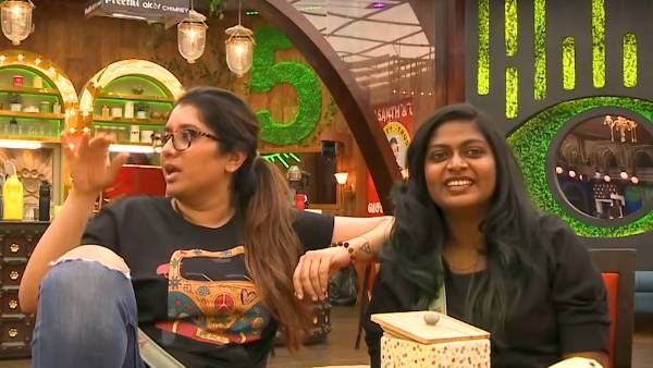 மைக்கை மாட்ட சொன்ன பிக்பாஸ்..அது அவருக்குத் தேவை இல்லையே...பிரியங்காவை கலாய்க்கும் நெட்டிசன்கள்