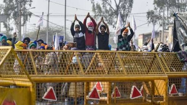 டெல்லி விவசாய போராட்ட பகுதியில் கொல்லப்பட்ட இளைஞர்... யார் இந்த நிஹாங்ஸ் சீக்கியர்கள்? நடந்தது என்ன?