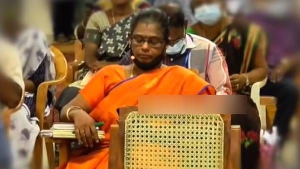 மக்கள் குறைதீர் கூட்டத்தில்..செல்போனில் ஹாயாக சமையல் வீடியோ பார்த்த அரசு அதிகாரி.. மக்கள் அதிர்ச்சி!