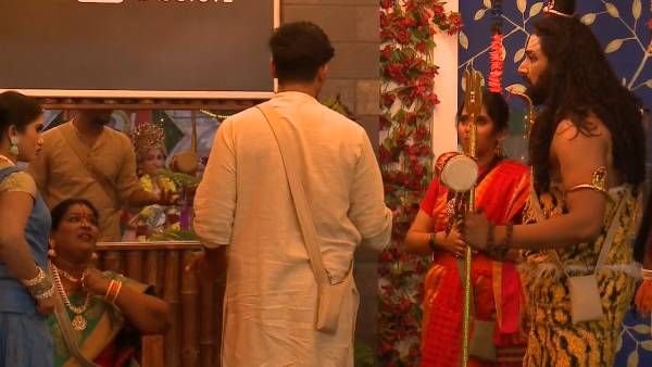 பங்ஷனில் களைகட்டிய பிரச்சனைக்கு காரணம் அபிஷேக்கா?? சின்ன பொண்ணா??