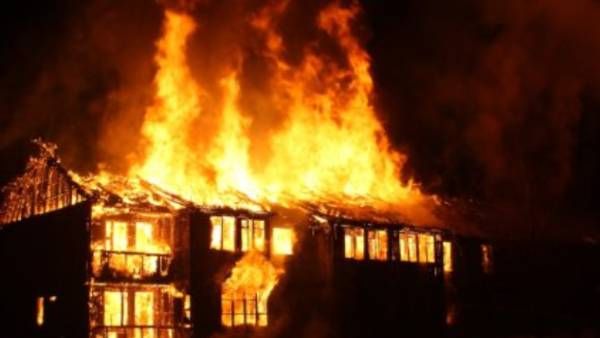 வங்கதேசத்தில் பரபரப்பு.. இந்துக்கள் மீது தொடரும் தாக்குதல்.. 25க்கும் மேற்பட்ட வீடுகளுக்கு தீவைப்பு