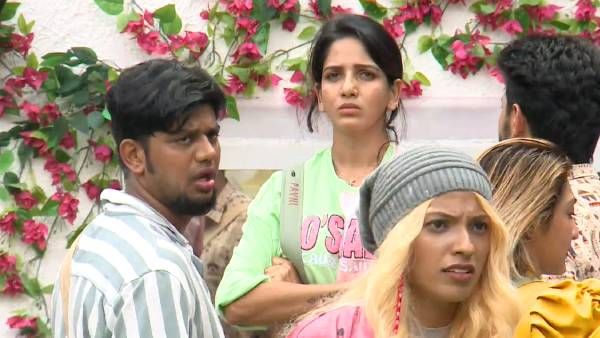 ப்ரோமோவில் அப்படி காட்டிவிட்டு... எபிசோட்டில் இப்படியா?? பிக்பாஸை கழுவி ஊற்றும் ரசிகர்கள்