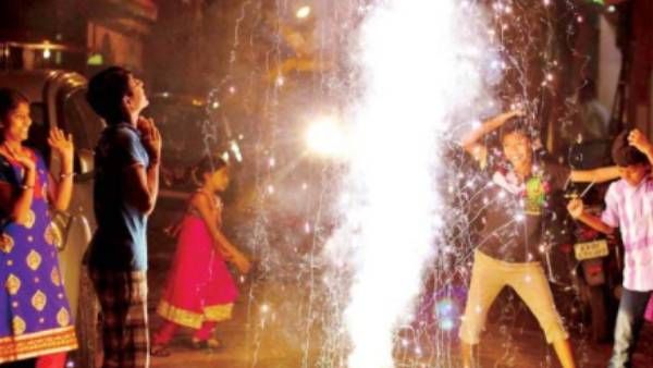 தீபாவளி: பட்டாசு வெடிக்க நேரம் அறிவிப்பு - ரயில்களில் கொண்டு சென்றால் 3 ஆண்டு சிறை