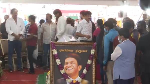 குவிந்த லட்சக்கணக்கான மக்கள்! அலை அலையாக ரசிகர்கள் புனித் உடலுக்கு கண்ணீர் அஞ்சலி!