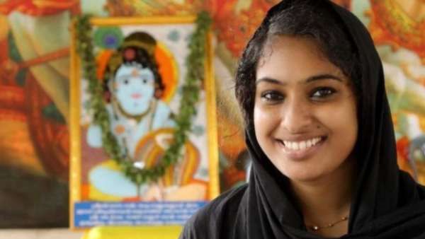 கேரளாவில் கிருஷ்ணர் படங்களை வரையும் முஸ்லிம் பெண்