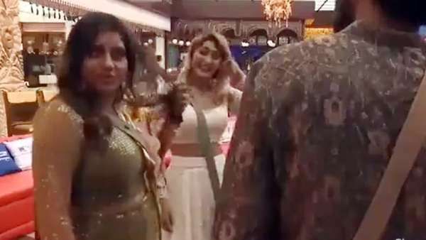 இப்படித்தான் ரசிகர்களை ஏமாற்றிகிட்டு இருக்கீங்களா...பிரியங்காவை பார்த்து கலாய்க்கும் ரசிகர்கள்