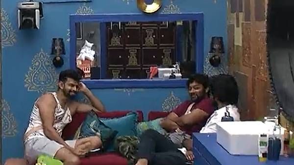 மொக்கையான பாத்ரூம் ஜோக் சொன்ன அபிஷேக்...கலாய்க்கும் நெட்டிசன்கள்