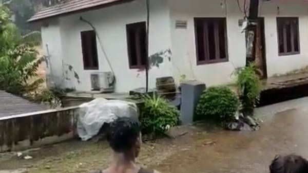 த(க)ண்ணீரில் கடவுளின் தேசம்.. முழு வீடும் அப்படியே ஆற்றில் மூழ்கிய காட்சி.. கேரளா வெள்ளத்தின் கோரம்