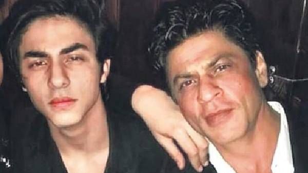 மகன் ஆர்யன் கானுடன் ஷாருக்கான் பிறந்த நாள் கொண்டாட்டம்.. ரசிகர்களுக்கு வாட்டர், பிஸ்கெட் உபசரிப்பு