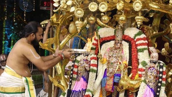 திருமலை பிரம்மோற்சவம்: ஆண்டாள் சூடிக்கொடுத்த மாலை அணிந்து கருட வாகனத்தில் எழுந்தருளும் மலையப்பசுவாமி