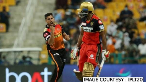 வக்கார் யூனிஸ் ஆக்ஷன், அக்தர் வேகம், காஷ்மீர் காய்கறி வியாபாரியின் மகன்.. யார் இந்த உம்ரான் மாலிக்?