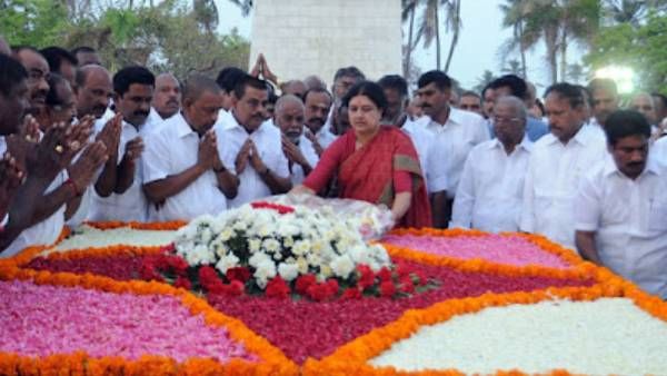 உணர்ச்சிப்பெருக்கு..ஜெயலலிதா சமாதியில் சாய்ந்து அழுத சசிகலா... தொண்டர்கள் நெகிழ்ச்சி