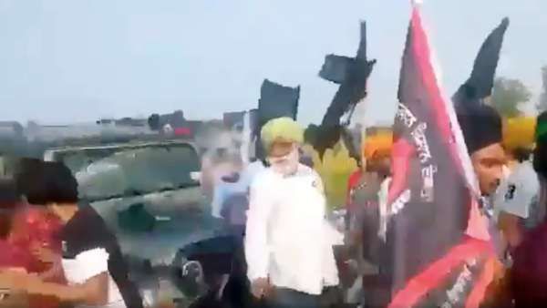 அமைதியாக நடந்து சென்ற விவசாயிகள் மீது மோதி தூக்கி வீசிய கார் - பதை பதைக்க வைக்கும் வீடியோ காட்சி