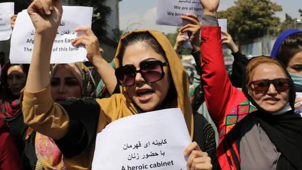 தாலிபான்களின் கோர முகம்.. உயிருக்கு அச்சுறுத்தல்.. 120 பெண் நீதிபதிகள் தலைமறைவு.. அதிர்ச்சி தகவல்!