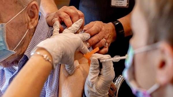 கொரோனா: தமிழக மருத்துவர்கள் ரகசியமாக பூஸ்டர் தடுப்பூசிகளை போட்டுக் கொண்டார்களா?