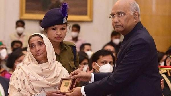 சபாஷ்!விருது வாங்கும்போது கலங்கி நின்ற ராணுவ வீரரின் தாயார்.. குடியரசு தலைவர் செய்த நெகிழ்ச்சி செயல்