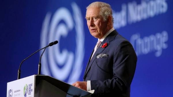 தடுமாறிய சார்லஸ்.. பருவநிலை மாற்ற மாநாட்டு மேடை ஏறும்போது சறுக்கிய படிக்கட்டு