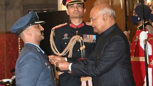 வீர் சக்ரா விருது பெற்ற அபிநந்தன்... புறநானூறு பாடலைப் பாடி வாழ்த்திய முதல்வர் ஸ்டாலின்