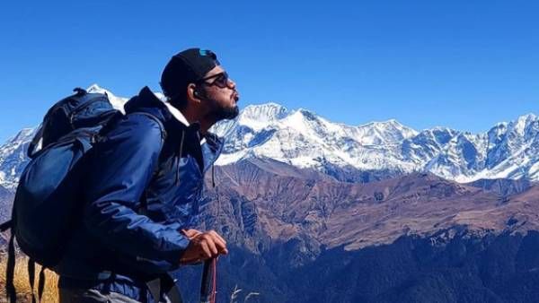 தந்தையின் அஸ்தியை கரைக்க யாரும் எதிர்பார்க்காத இடத்துக்கு சென்ற அபிஷேக்