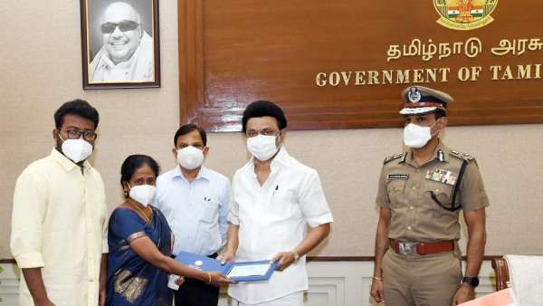 ஐயா உங்களை மூத்த அண்ணனாக பார்க்கிறேன்: நிதியுதவி அளித்த முதல்வரிடம் உருகிய எஸ்.எஸ்.ஐ பூமிநாதன் மனைவி