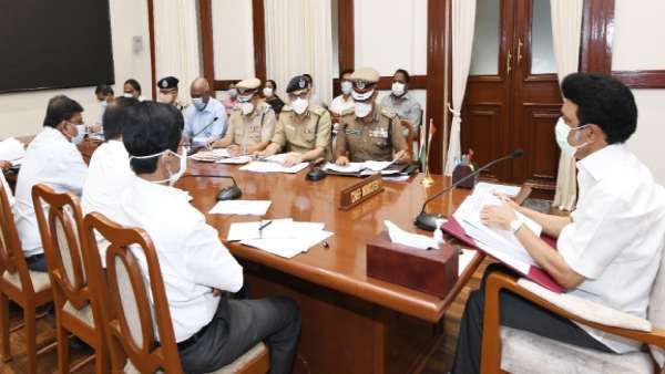 உள்துறைச் செயலர், டிஜிபி உயரதிகாரிகளுடன் முதல்வர் ஆலோசனை: காரணம் இதுவா?