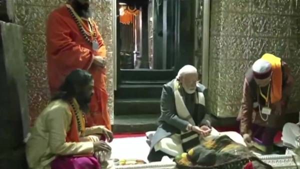 கேதார்நாத் கோவிலில் பிரதமர் மோடி வழிபாடு- ரூ400 கோடி திட்டங்களுக்கு அடிக்கல் நாட்டினார்!