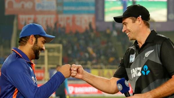 உள்ளங்கையை வைத்து பார்த்துவிட்டு.. முகத்தை சுளித்த ரோஹித் சர்மா.. அடுத்து நடந்த ட்விஸ்ட்- பின்னணி!