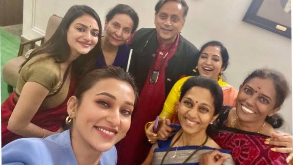 நாடாளுமன்ற வளாகத்தில் 6 பெண் எம்.பிக்களுடன் செல்பி- சர்ச்சையில் சிக்கி பல்டி அடித்த சசி தரூர்