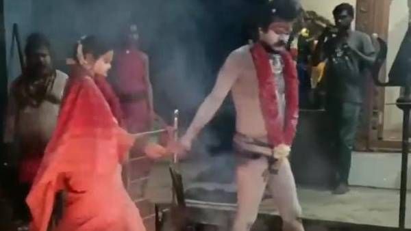 அரை நிர்வாணத்தில்.. சங்குகள் ஒலிக்க.. சிஷ்யையை திருமணம் செய்த 