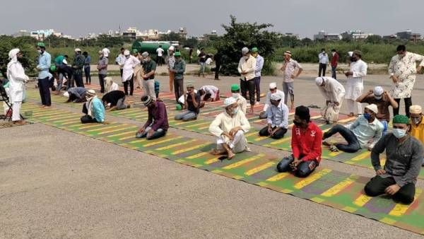 சாணியை குவித்து தொல்லை.. குர்கான் மைதானத்தில் முஸ்லீம்கள் தொழுகை நடத்த இந்து அமைப்புகள் எதிர்ப்பு