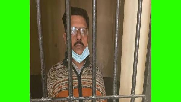 தலைமை செயலகத்தில் பெண்ணுக்கு டார்ச்சர்.. அதிகாரியை தட்டிதூக்கிய போலீஸ்.. உ.பி. ஷாக் வீடியோ