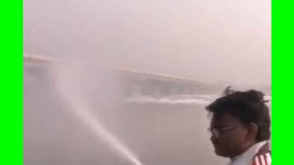 ஓஸ் பைப்பை கையில் பிடித்தபடி.. யமுனையில் ஓர் 