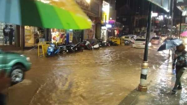 ஊட்டியில் இடி, மின்னலுடன் கொட்டிய கனமழை.. வீடுகளுக்குள் புகுந்த தண்ணீர்.. தவித்து போன மக்கள்