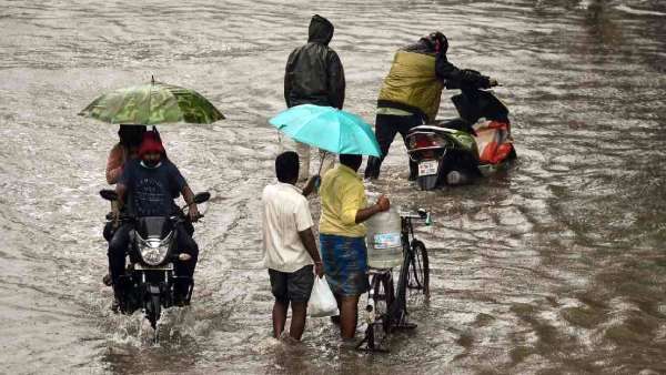 மேக வெடிப்பு போல கொட்டிய மழை... வெள்ளத்தால் பல மணி நேரம் ஸ்தம்பித்த சென்னை - மழைக்கு காரணம் என்ன