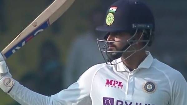 அறிமுக போட்டியிலேயே சதம்.. கங்குலி, சேவாக் வரிசையில் இடம்பிடித்த.. சபாஷ் ஷ்ரேயாஸ்!