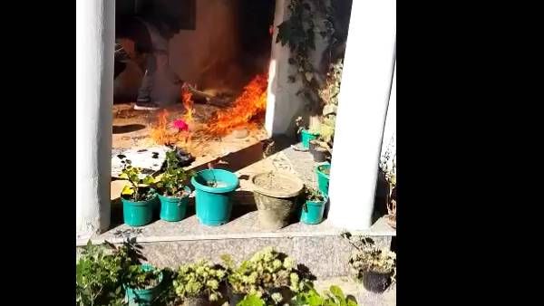 மூத்த காங். தலைவர் சல்மான் குர்ஷித் வீட்டுக்கு தீ வைப்பு..! பதற்றம்..!