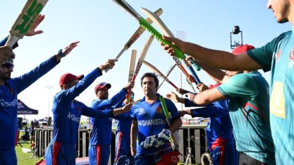 நேற்றுடன் திடீர் ஓய்வு.. அழுத ஆப்கானிஸ்தான் வீரர்.. தோனி சாதனையை முறியடித்தவருக்கு கிடைத்த கவுரவம்!