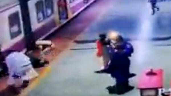 என்னா ஸ்பீடு..!! ரயில் நிலையத்தில் மின்னல் வேகத்தில் பயணி உயிரைக் காப்பாற்றிய பெண் காவலர்