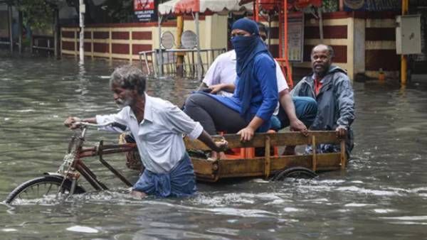 பேய் மழை.. வீடுகளுக்குள் பல அடி தேங்கிய வெள்ள நீர்.. த(க)ண்ணீரில் தத்தளிக்கும் செங்கல்பட்டு மக்கள்!