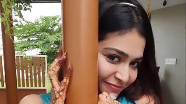 கைகளில் மருதாணி, முகத்தில் வெட்கம்...காரணம் என்ன??தர்ஷாவை கலாய்க்கும் ரசிகர்கள்