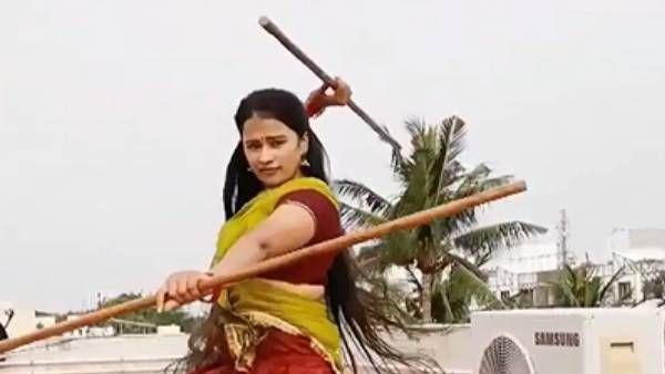 சினேகனுக்கு ஏத்த சினேகிதி...வைரலாகும் கன்னிகா ரவியின் சிலம்பாட்ட வீடியோ