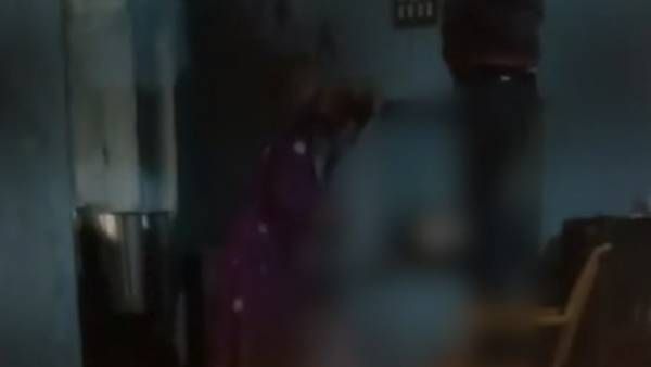 கெஞ்சிய மகன்.. காலில் கயிறை கட்டி தலைகீழாக தொங்கவிட்ட கொடூரத் தந்தை.. பரபர சம்பவம்