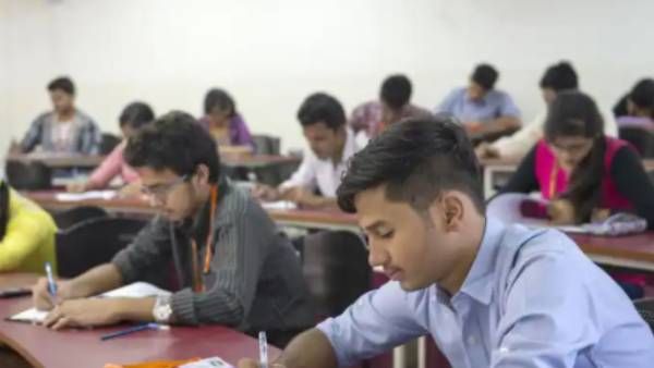 தமிழகத்தில் ஆன்லைன் தேர்வுகள் இல்லை- கல்லூரிகளில் இனி நேரடி செமஸ்டர் தேர்வுகள்தான்...உயர்கல்வித்துறை