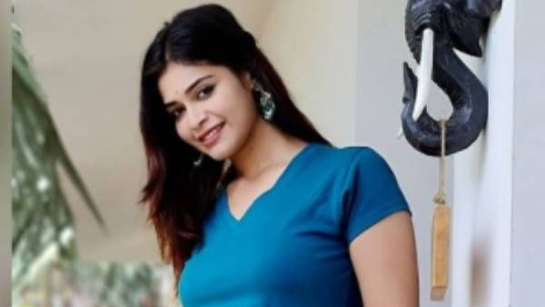 தலைசாய்த்து பார்த்த தர்ஷா...கவிதைகளை கொட்டும் ரசிகர்கள்