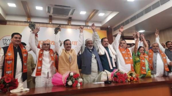 உ.பி. தேர்தல்: ஆடுபுலி ஆட்டம் கனஜோர்... அகிலேஷ் கட்சியின் 4 எம்.எல்.சி.க்கள் பாஜகவுக்கு ஓட்டம்